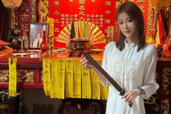 车公灵签第四十六签：根深不惧风摇动