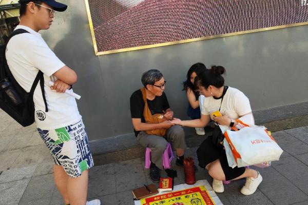 爆笑经典算命糗事冷笑话，找一个路边摆摊的算命老者算姻缘，老人看了我暗暗叹了口气说