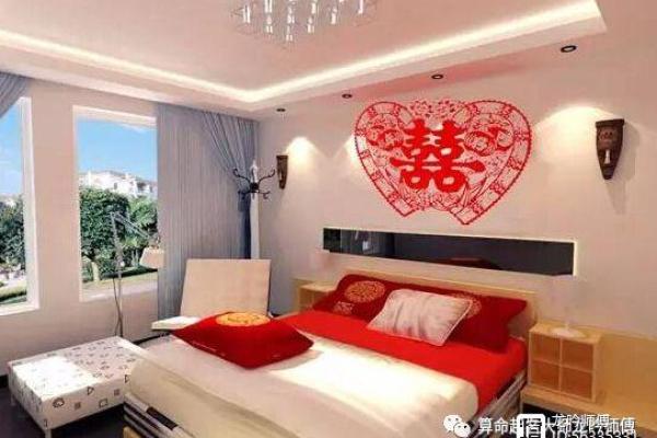 对面房子晚上亮红光风水